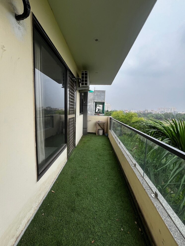 Balcony, unitech-south-city-1 3 Bedroom 2200 Sq.Ft. Builder Floor In South City 1 Gurgaon 8930493