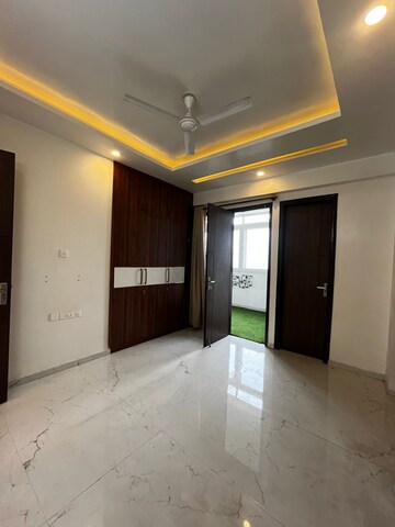 Room in 3 BHK Builder Floor at Unitech South City 1, South City 1 – for Rent
