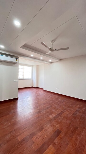 Room in 4 BHK Apartment at Parx Laureate, Sector 108 – for Rent