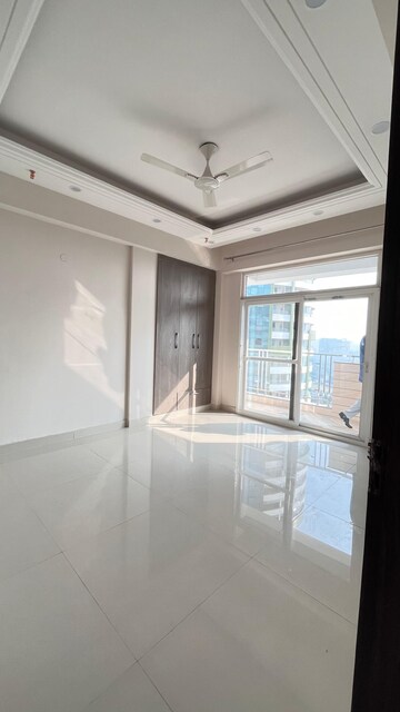Room in 4 BHK Apartment at Parx Laureate, Sector 108 – for Rent