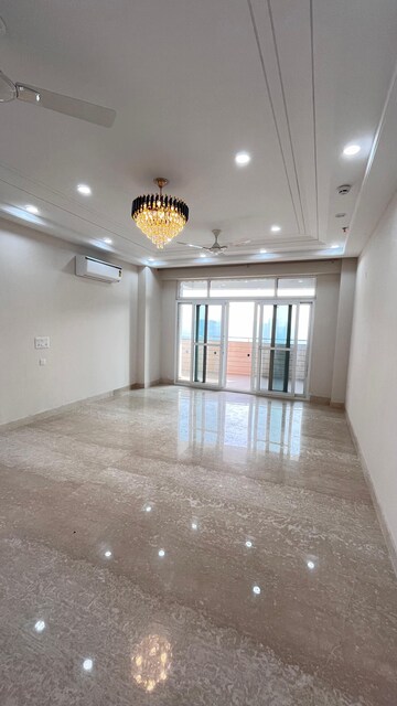 Room in 4 BHK Apartment at Parx Laureate, Sector 108 – for Rent