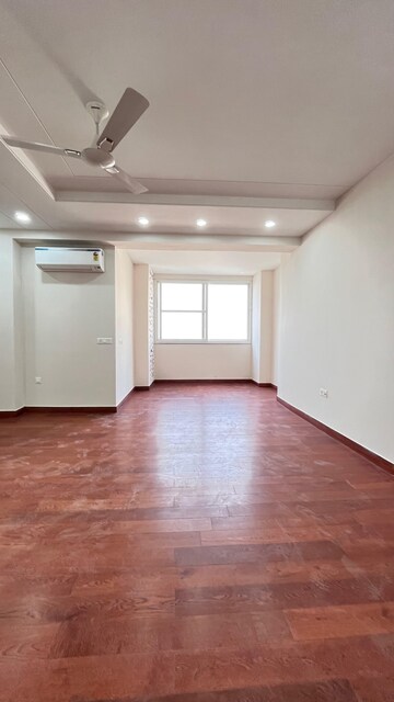 Room in 3.5 BHK Apartment at Parx Laureate, Sector 108 – for Rent