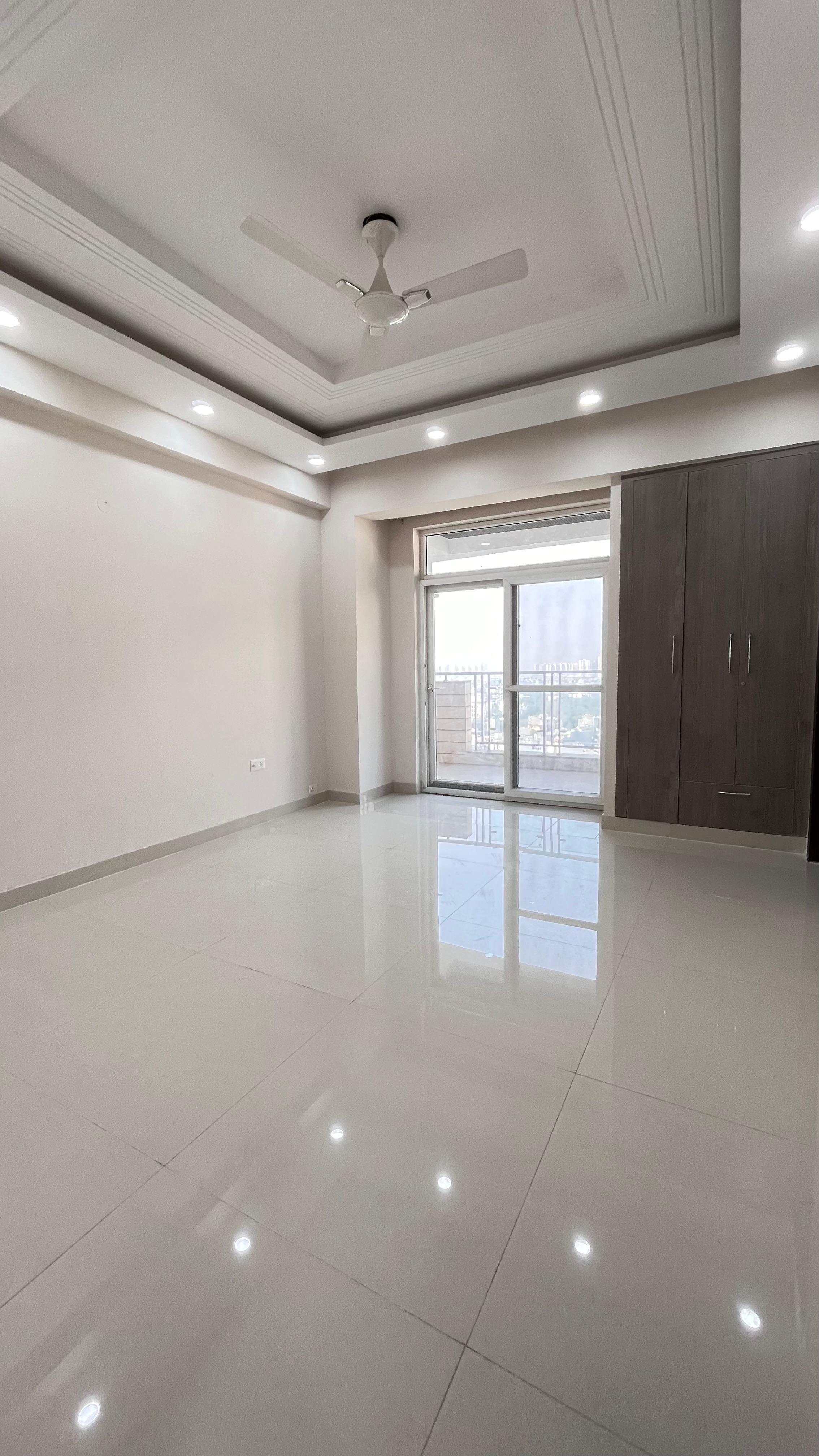 3.5 BHK + Servant Room Apartment For Rent in Parx Laureate