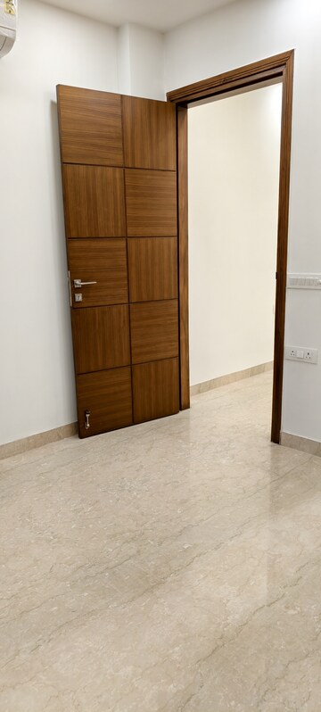 Room in 2 BHK Builder Floor at Lajpat Nagar – for Rent
