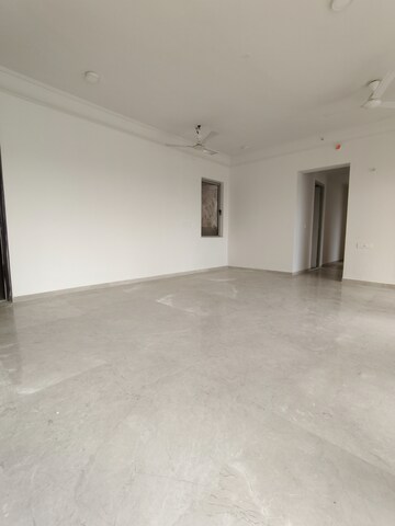 Room in 2 BHK Apartment at Hiranandani Fortune City, New Panvel – for Rent
