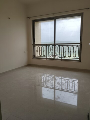 Room in 2 BHK Apartment at Hiranandani Fortune City, New Panvel – for Rent