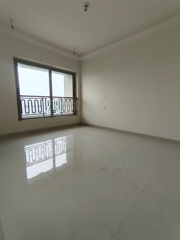Room in 3 BHK Apartment at Hiranandani Fortune City, New Panvel – for Rent
