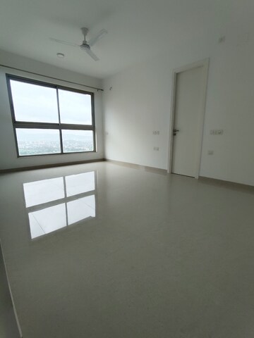 Room in 2 BHK Apartment at Hiranandani Fortune City, New Panvel – for Rent