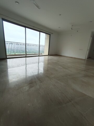Room in 2 BHK Apartment at Hiranandani Fortune City, New Panvel – for Rent