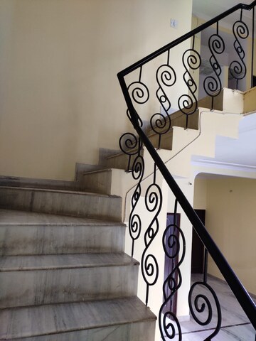 Furnished Amenities in 4 BHK Villa at Mansarovar Extension – for Rent