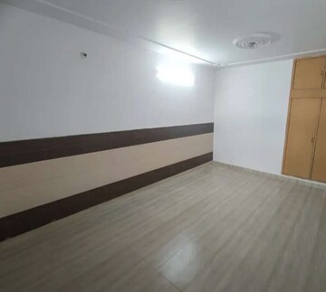 Room in 3 BHK Builder Floor at Sector 43 – for Rent
