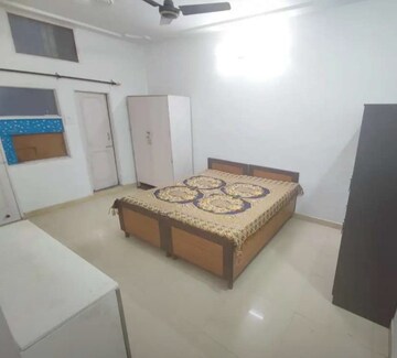 Bedroom in 3 BHK Builder Floor at Sector 43 – for Rent