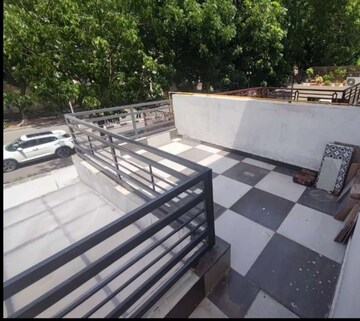 Balcony in 3 BHK Builder Floor at Sector 43 – for Rent