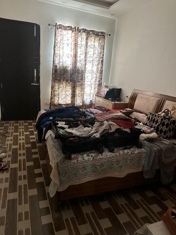Bedroom in 3 BHK Builder Floor at Sector 37 – for Rent