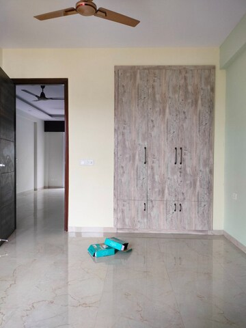 Room in 2.5 BHK Builder Floor at Smart World Gems, Sector 89 – for Rent