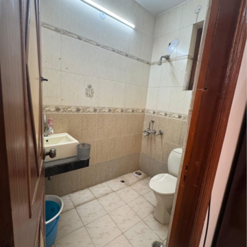 Bathroom in 2 BHK Builder Floor at Ansal Plaza Sector-23, Carterpuri Village – for Rent