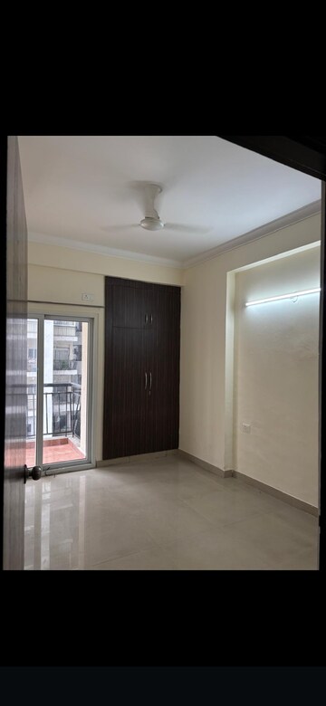 Room in 3 BHK Apartment at Antriksh Golf View, Sector 78 – for Rent
