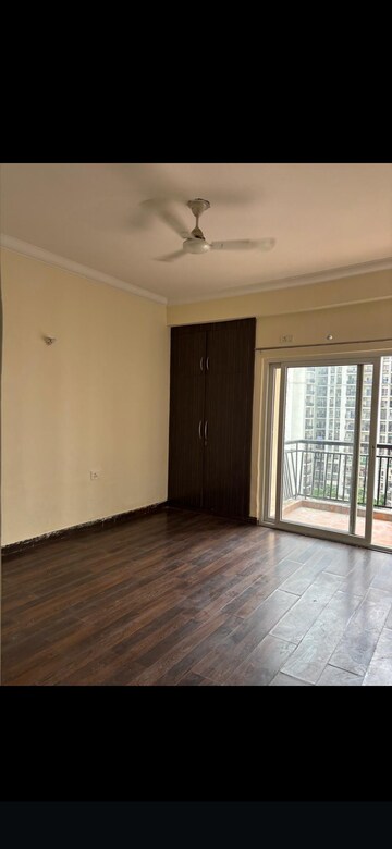 Room in 3 BHK Apartment at Antriksh Golf View, Sector 78 – for Rent