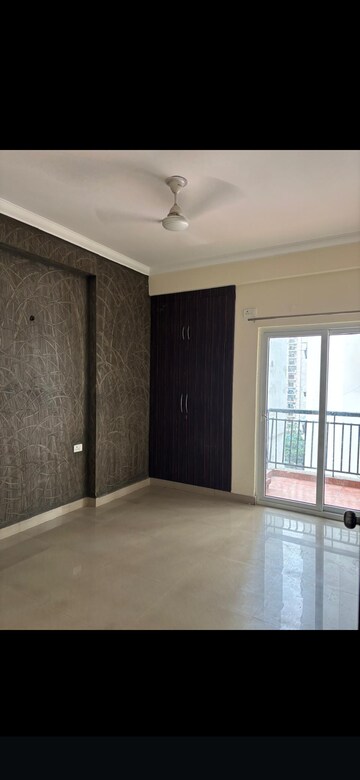 Room in 3 BHK Apartment at Antriksh Golf View, Sector 78 – for Rent