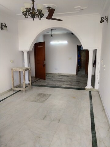 Building Lobby in 3 BHK Builder Floor at Tulip Mall, Sector 46 – for Rent