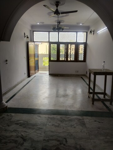Living Room in 3 BHK Builder Floor at Tulip Mall, Sector 46 – for Rent
