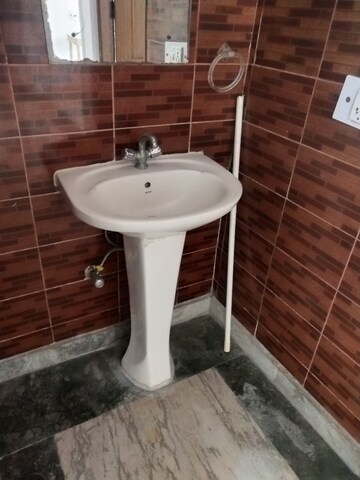 Bathroom in 3 BHK Builder Floor at Tulip Mall, Sector 46 – for Rent