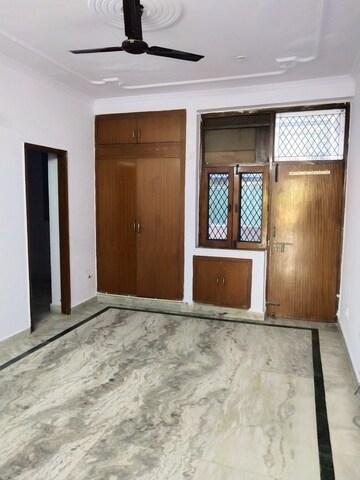 Room in 3 BHK Builder Floor at Tulip Mall, Sector 46 – for Rent