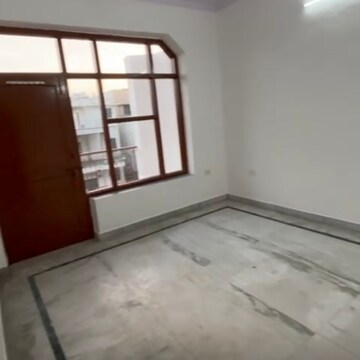 Room in 3 BHK Builder Floor at Sector 10 – for Rent