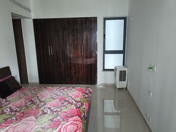 Room in 2 BHK Apartment at Kalpataru Immensa, Kolshet Road – for Rent