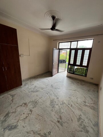 Room in 3 BHK Builder Floor at Green Fields Colony – for Rent