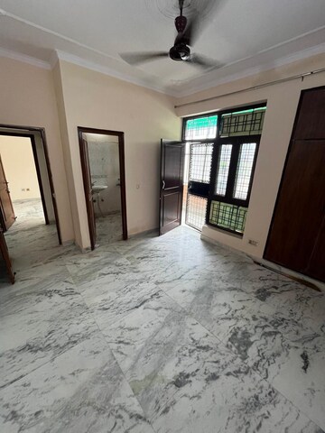 Room in 3 BHK Builder Floor at Green Fields Colony – for Rent
