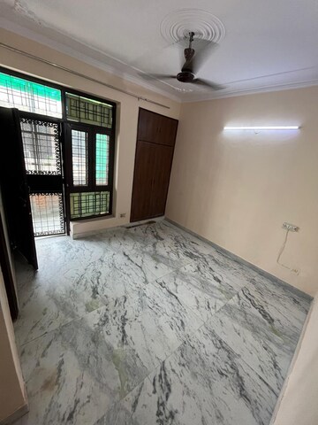 Room in 3 BHK Builder Floor at Green Fields Colony – for Rent