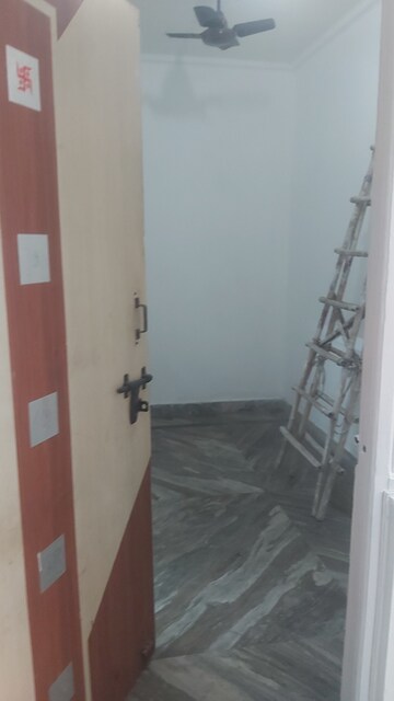 Furnished Amenities in 2.5 BHK Builder Floor at Mayur Vihar – for Rent
