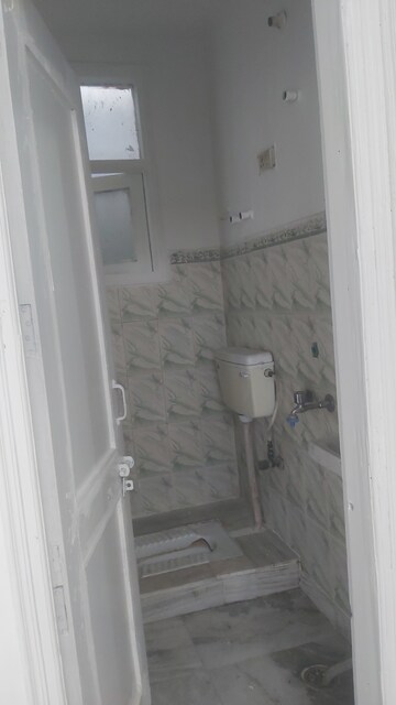 Bathroom in 2.5 BHK Builder Floor at Mayur Vihar – for Rent