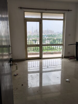 Room in 3 BHK Apartment at ERA Redwood Residency, Sector 78 – for Sale