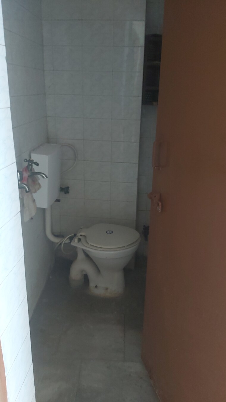 Bathroom, mayur vihar 2.5 Bedroom 450 Sq.Ft. Builder Floor In Mayur Vihar Delhi 8931073