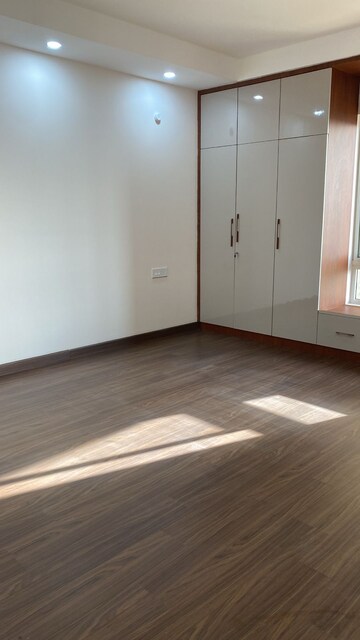 Room in 4 BHK Apartment at Aurobindo Kohinoor, Serilingampally – for Rent