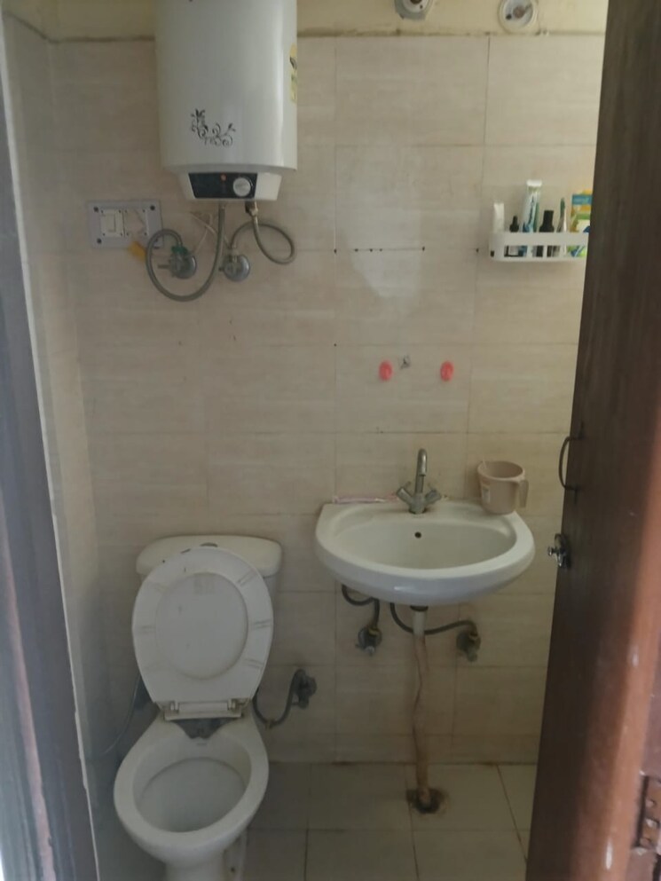 Bathroom, rwa-apartments-sector-71 2 Bedroom 950 Sq.Ft. Apartment In Sector 71 Noida 8931181