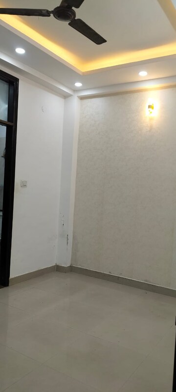 Room in 3 BHK Builder Floor at Shakti Khand – for Rent