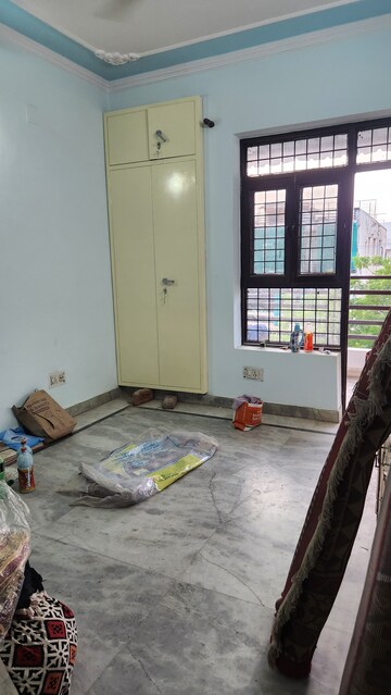 Room in 2 BHK Builder Floor at Sector 31 – for Rent