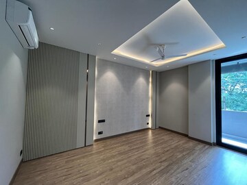 Room in 3 BHK Builder Floor at DLF Building 10, Dlf Phase ii – for Rent