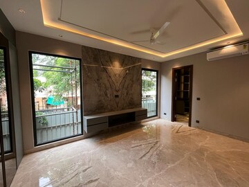 Room in 3 BHK Builder Floor at DLF Building 10, Dlf Phase ii – for Rent