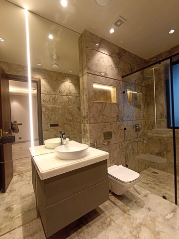 Bathroom in 3 BHK Builder Floor at DLF Building 10, Dlf Phase ii – for Rent
