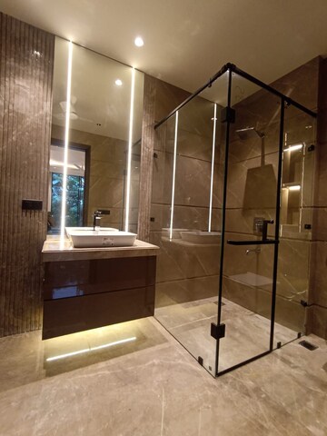 Bathroom in 3 BHK Builder Floor at DLF Building 10, Dlf Phase ii – for Rent
