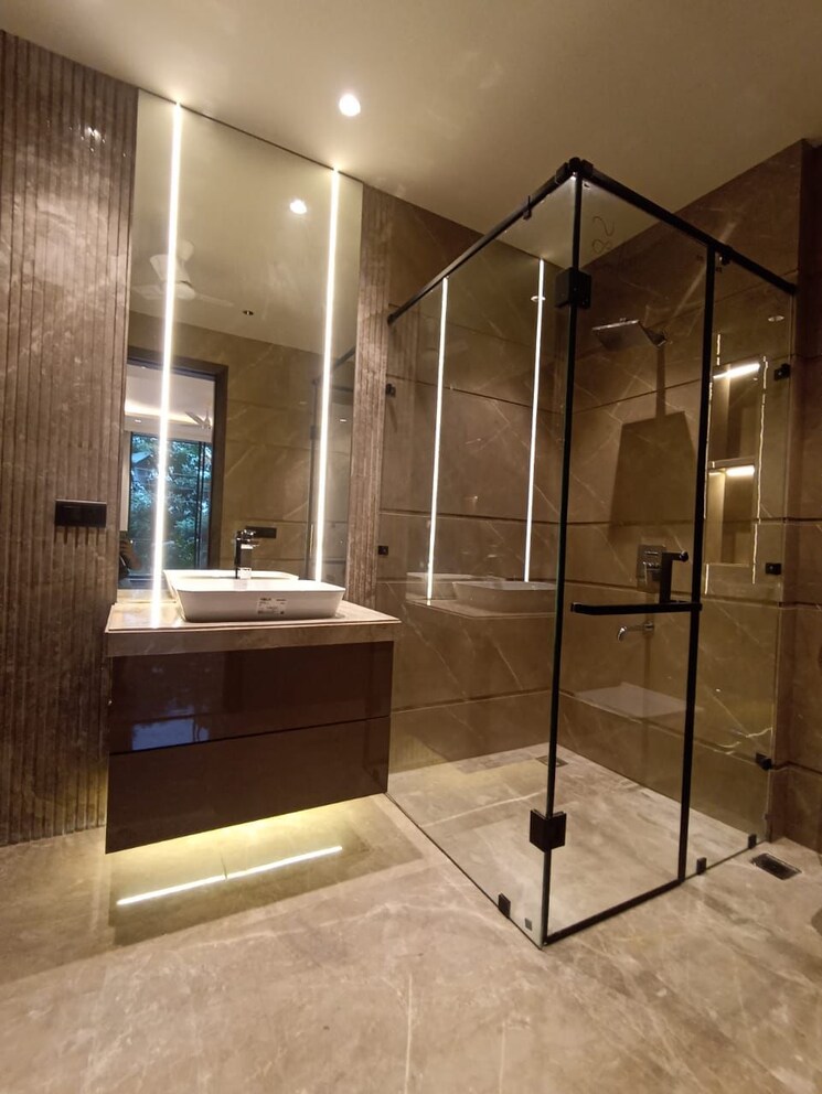 Bathroom, dlf-building-10 3 Bedroom 2250 Sq.Ft. Builder Floor In Dlf Phase ii Gurgaon 8931470
