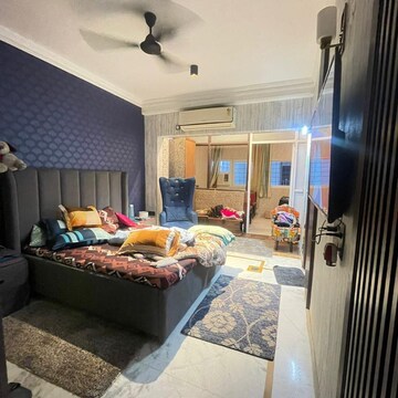 Bedroom in 3 BHK Builder Floor at Sector 48 – for Rent