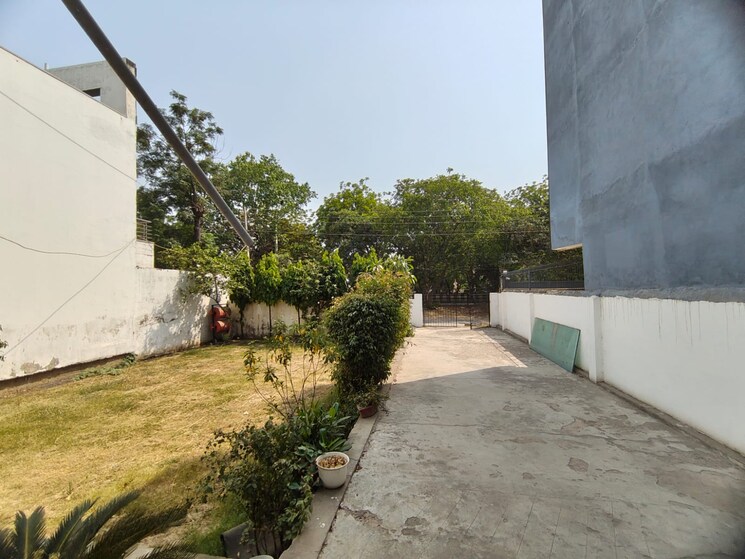 Garden, sector 23 2 Bedroom 1800 Sq.Ft. Independent House In Sector 23 Gurgaon 8931545