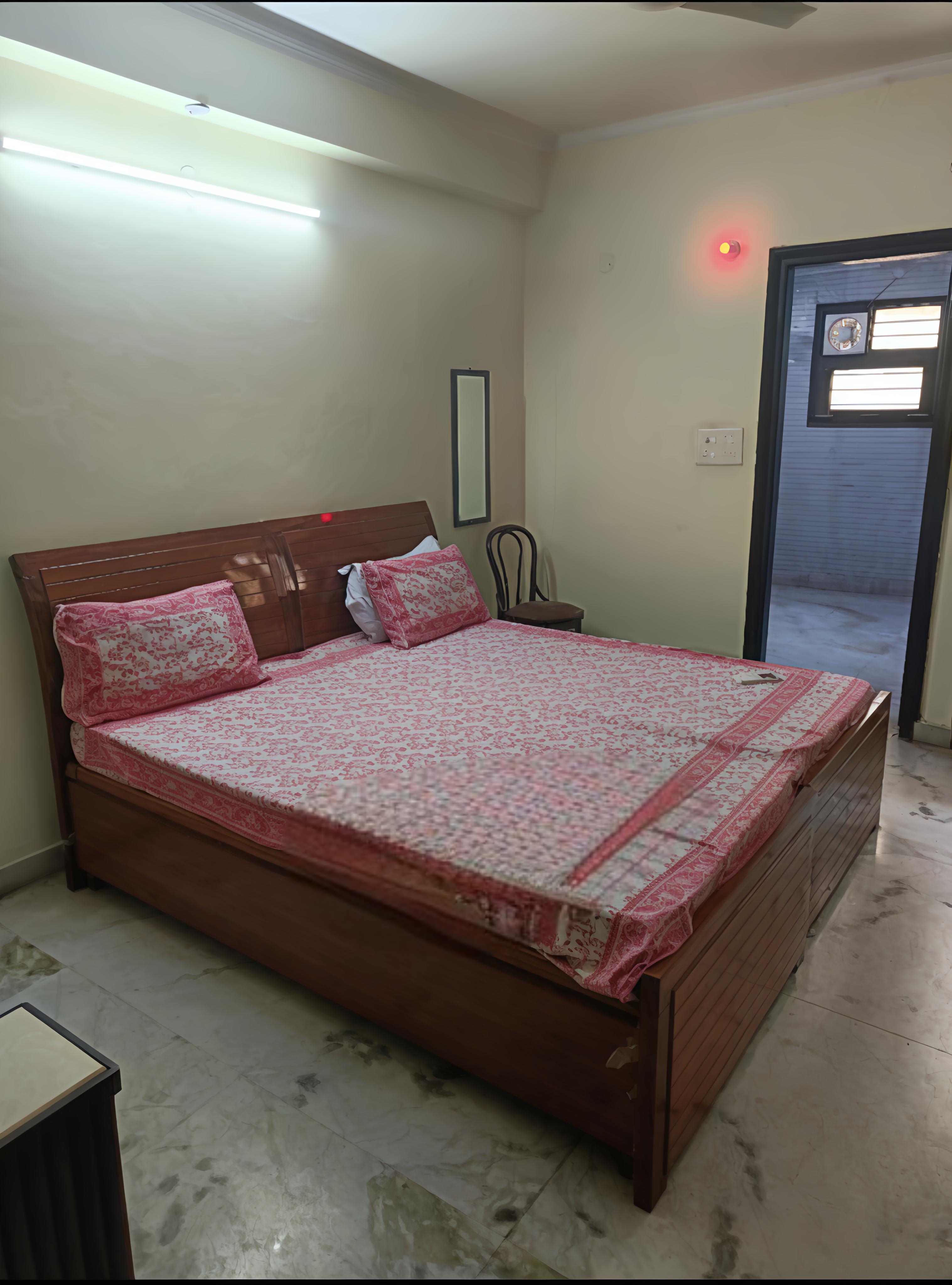 1 BHK 500 Sq.Ft. Builder Floor in Malibu Shopping Arcade