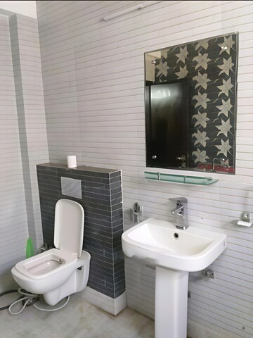 Bathroom in 1 BHK Builder Floor at Malibu Shopping Arcade, Sector 47 – for Rent