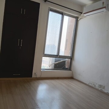 Room in 3 BHK Apartment at Pioneer Park Phase 1, Sector 61 – for Rent